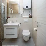 Apartment Scherbl - 1 One-Bedroom Apartment & 2 Private Rooms Near Park Marjan, Split Daire *
