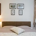 Daire Apartment Scherbl - 1 One-Bedroom Apartment & 2 Private Rooms Near Park Marjan, Split *