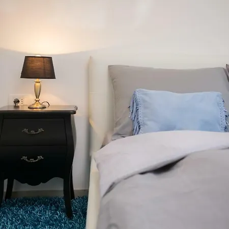 Apartment Scherbl - 1 One-Bedroom Apartment & 2 Private Rooms Near Park Marjan, Split Daire