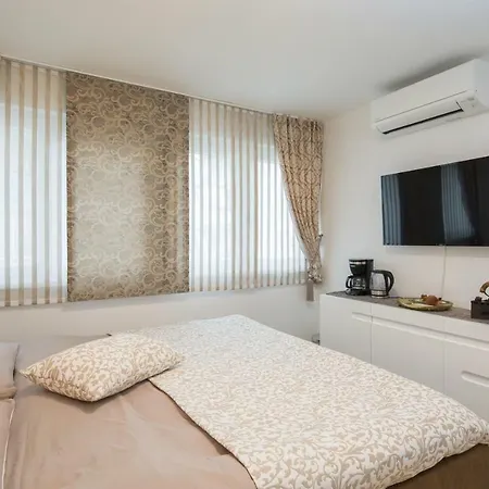 Apartment Apartment Scherbl - 1 One-Bedroom Apartment & 2 Private Rooms Near Park Marjan, Split