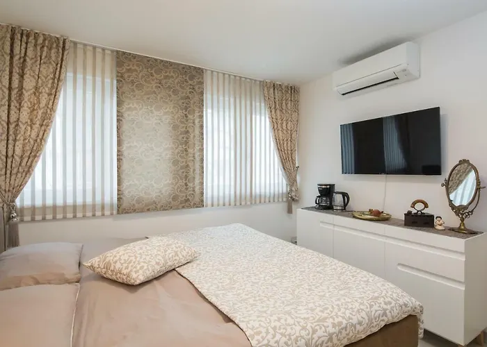 Apartment Apartment Scherbl - 1 One-Bedroom Apartment & 2 Private Rooms Near Park Marjan, Split